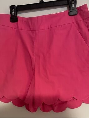 New with tags - Crown  & ivy Hot Pink Scallop Hem Shorts